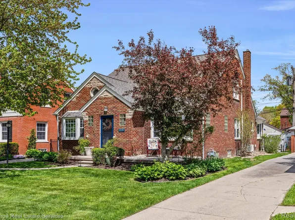 2220 Stanhope St, Grosse Pointe Woods, MI 48236