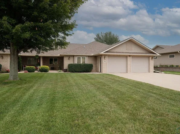 1364 7th Ave SE, Sioux Center, IA 51250
