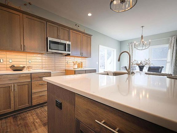2nd image of 3441 Emerald Dr