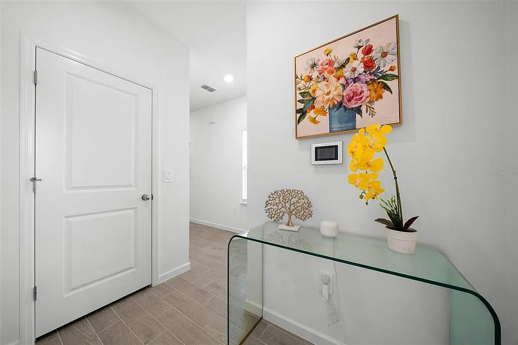 3 bed, 2.5 bath, 1966 sqft, $2,200 — Photo 3
