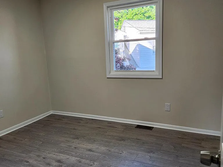 20 Oak Ave — Photo 10