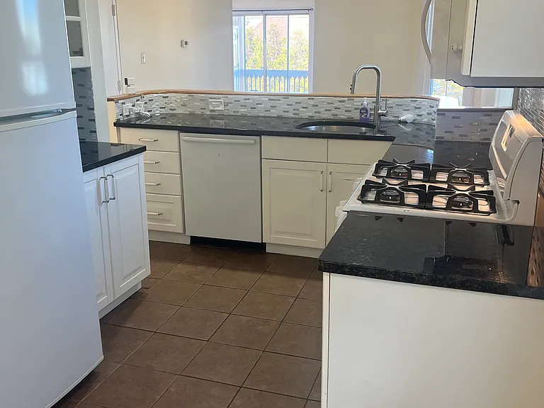 896 Quinnipiac Ave #3 — Photo 5