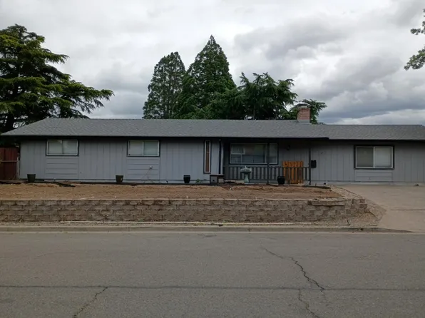 1224 Triangle Dr, Central Pt, OR 97502