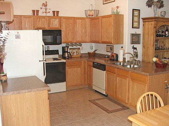 plenty of cabnets in kitchen