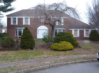 24 Cedar Ct, Marlboro, NJ 07746