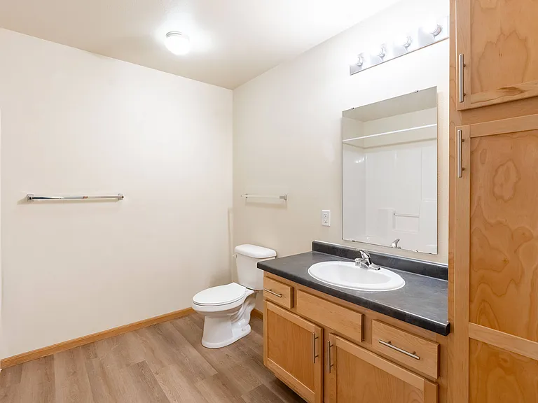 Moorhead, MN Sandy Creek Apartments | 11B | Bathroom