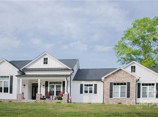 2475 Harvest Dr, Hickory, NC 28601