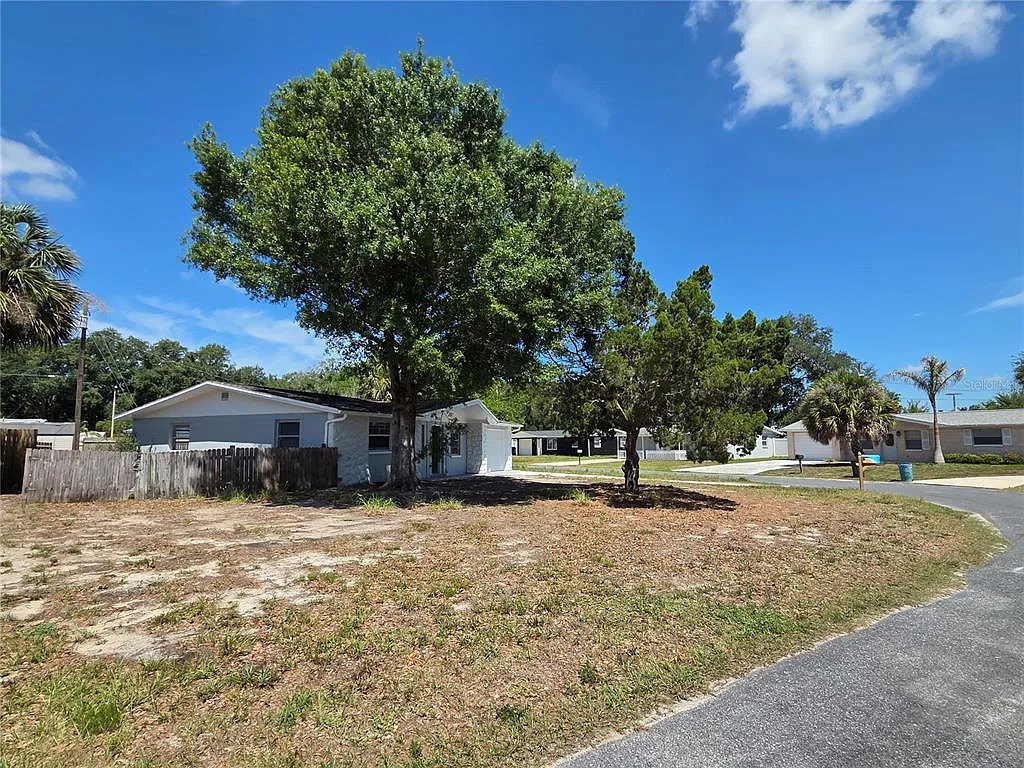 2 bed, 1.0 bath, 898 sqft, $1,600 — Photo 2