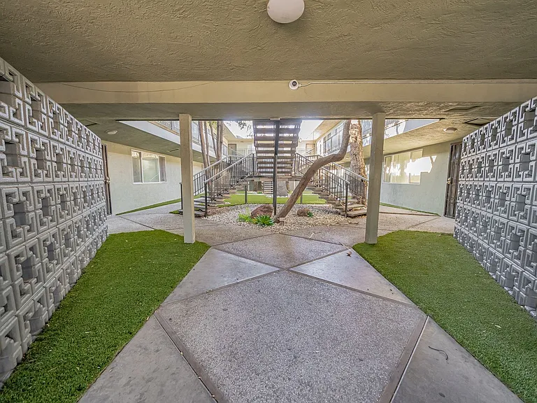 9309 Bancroft Ave — Photo 13