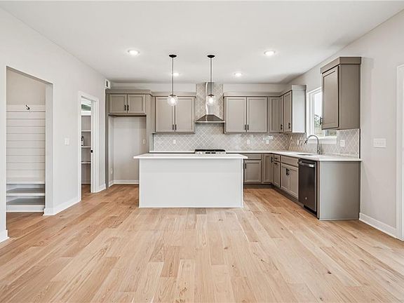 4th image of 838 Reed Dr