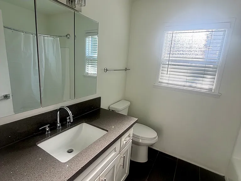 1246 E 2nd St #6 — Photo 10