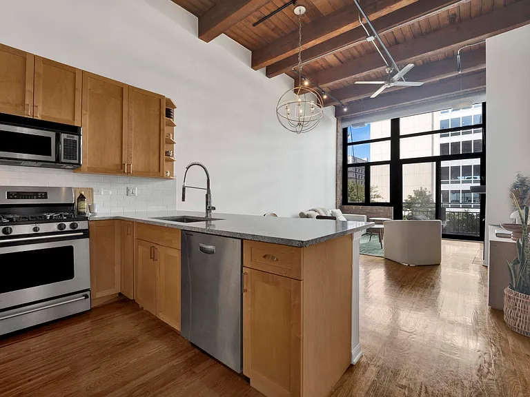 525 W Superior St #322 — Photo 8