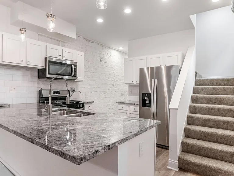 942 Linwood Ave — Photo 12