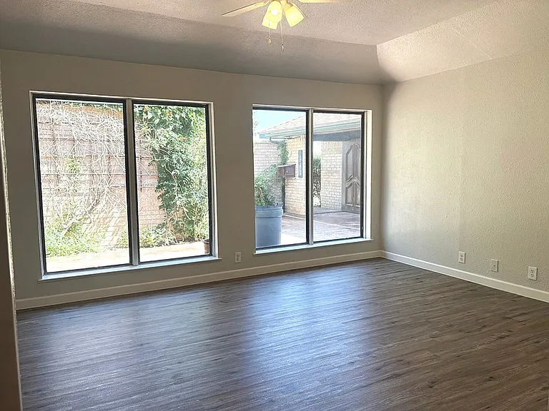 1413 Ventura Ave — Photo 7