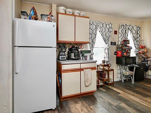 4th image of 159 E King St
