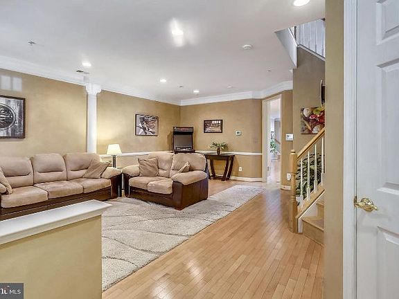 2nd image of 202 Oak Knoll Ter