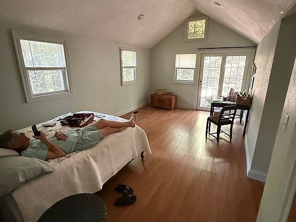 2nd image of 802 Lakeshore Dr