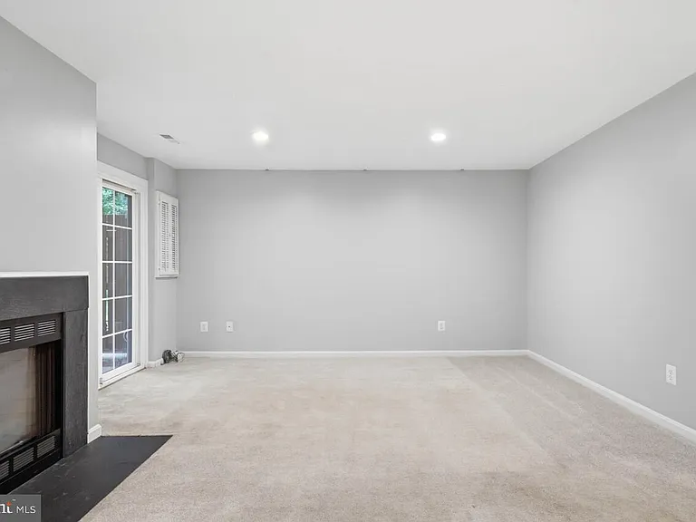 7035 Kings Manor Dr — Photo 46