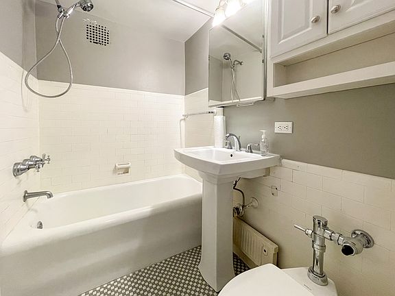 5th image of 5 Tudor City Pl APT 1922