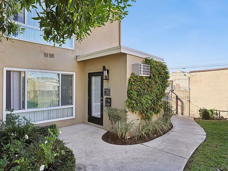 Anaheim Place — Photo 17