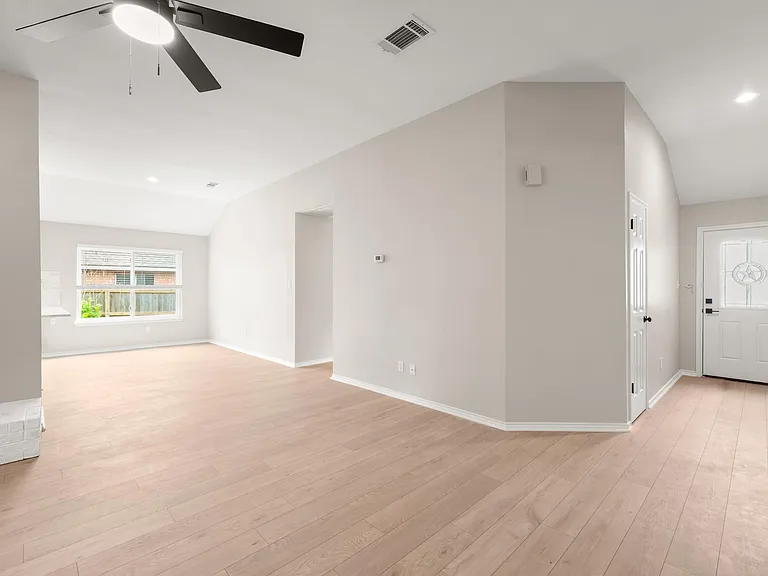 2113 Rosemary Ln — Photo 6