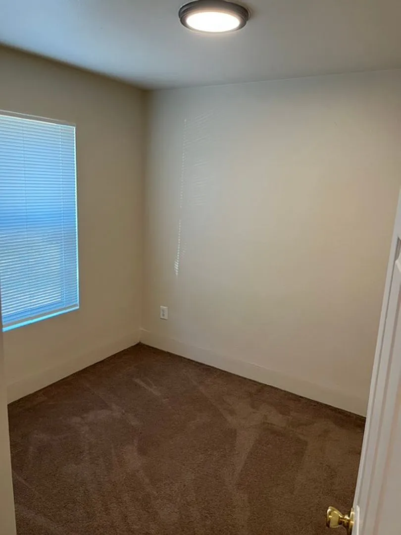 231 Oregon Way — Photo 2