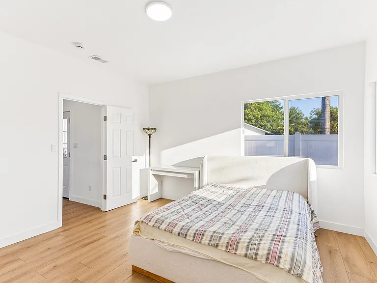 509 S Barranca St #B — Photo 9