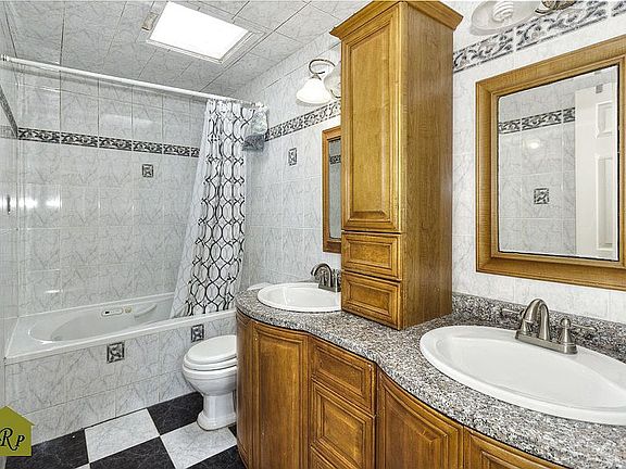 4th image of 10519 Avenue Single