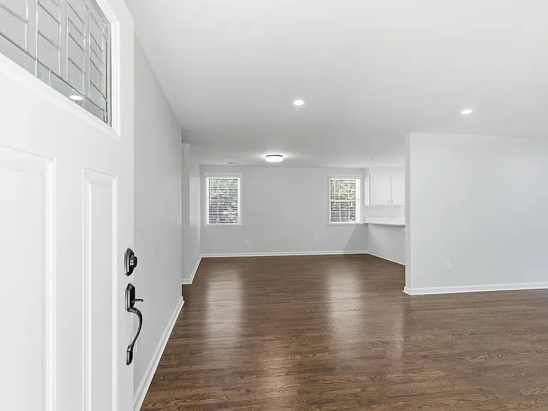 340 Lynn Dr — Photo 2