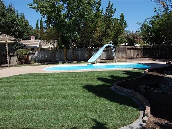 3rd image of 1730 Camellia Dr