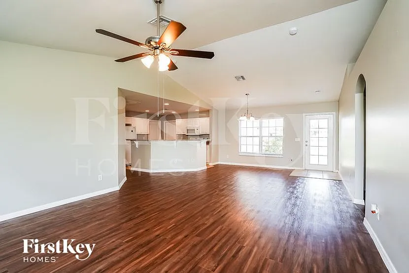 3 bed, 2.0 bath, 1408 sqft, $1,805 — Photo 4