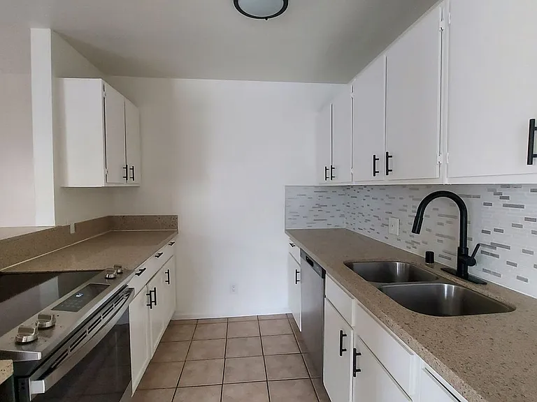 1053 Euclid Ave — Photo 4