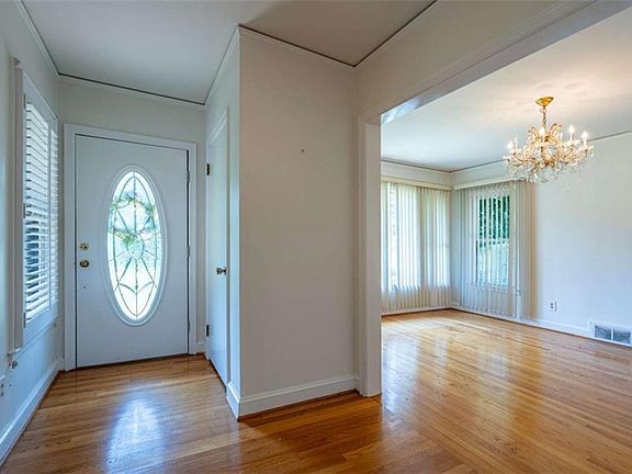 5th image of 112 College Cir