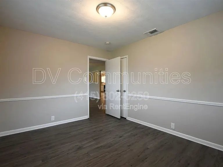 1607 Anthony St — Photo 9