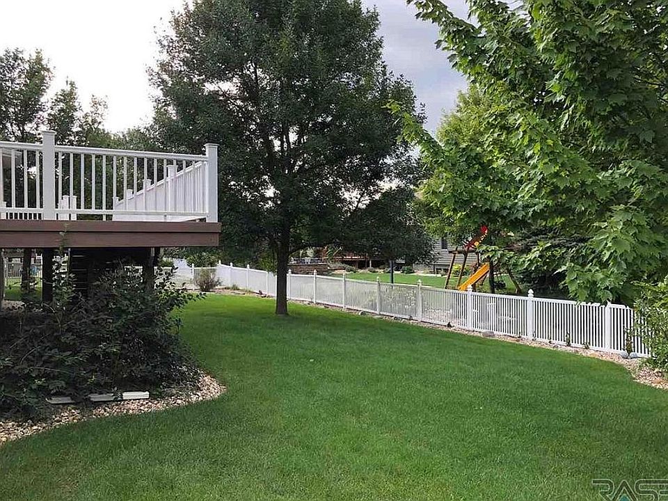 1st image of 200 W Hazeltine Ln