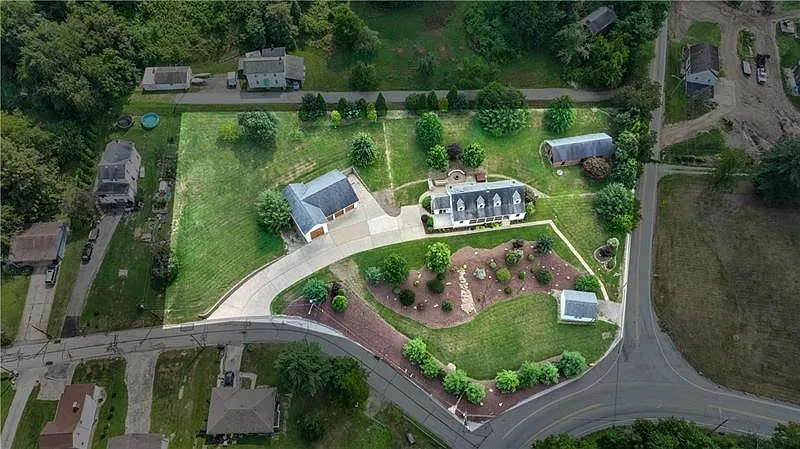 3 bed, 3.5 bath, 3200 sqft, $3,500 — Photo 4