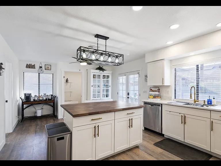 712 Glen Abbey Cir — Photo 5