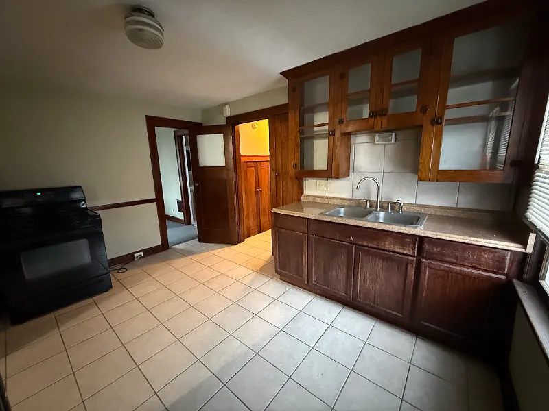 1 Bedroom Unit - Old Brooklyn/Cleveland Area — Photo 3