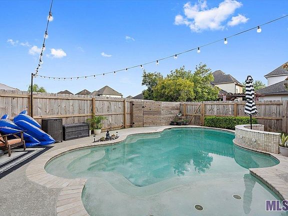 3rd image of 18165 Pinehurst Dr