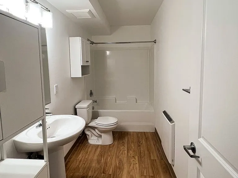 Leeward Apartments — Photo 13