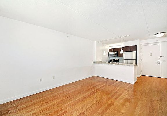 3rd image of 555 W 23rd St APT N4r