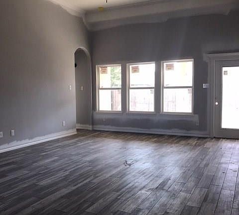5th image of 2322 Blackmore Ave