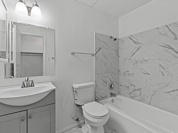 5th image of 1601 Pennsylvania St NE Unit Z27