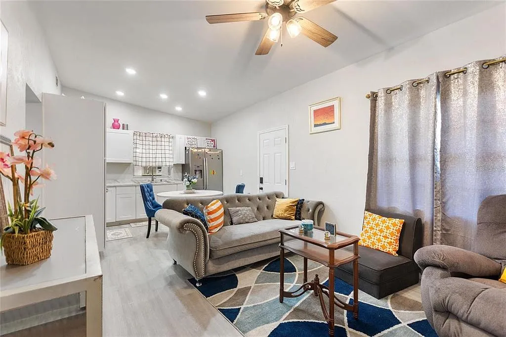 3 bed, 2.0 bath, 1040 sqft, $2,300 — Photo 2