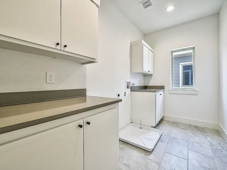 1632 Davis Ave — Photo 15