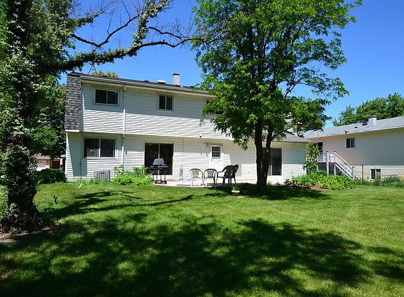 3rd image of 2223 S Bradford Dr