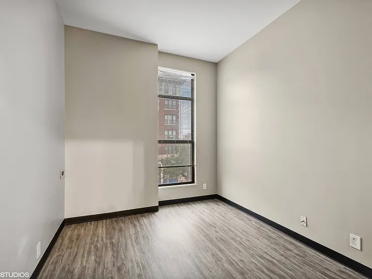 Delmar Loop Apartments — Photo 11