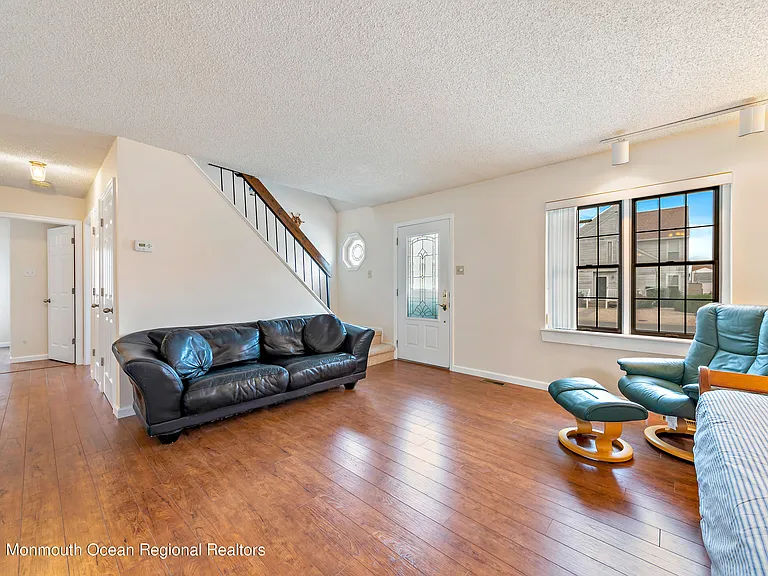 31 Peggy Ln — Photo 3