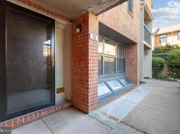 28 Dudley Ct #14, Bethesda, MD 20814