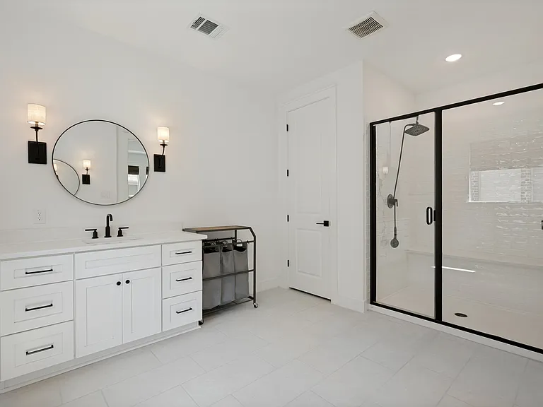 724 Danbury St — Photo 14